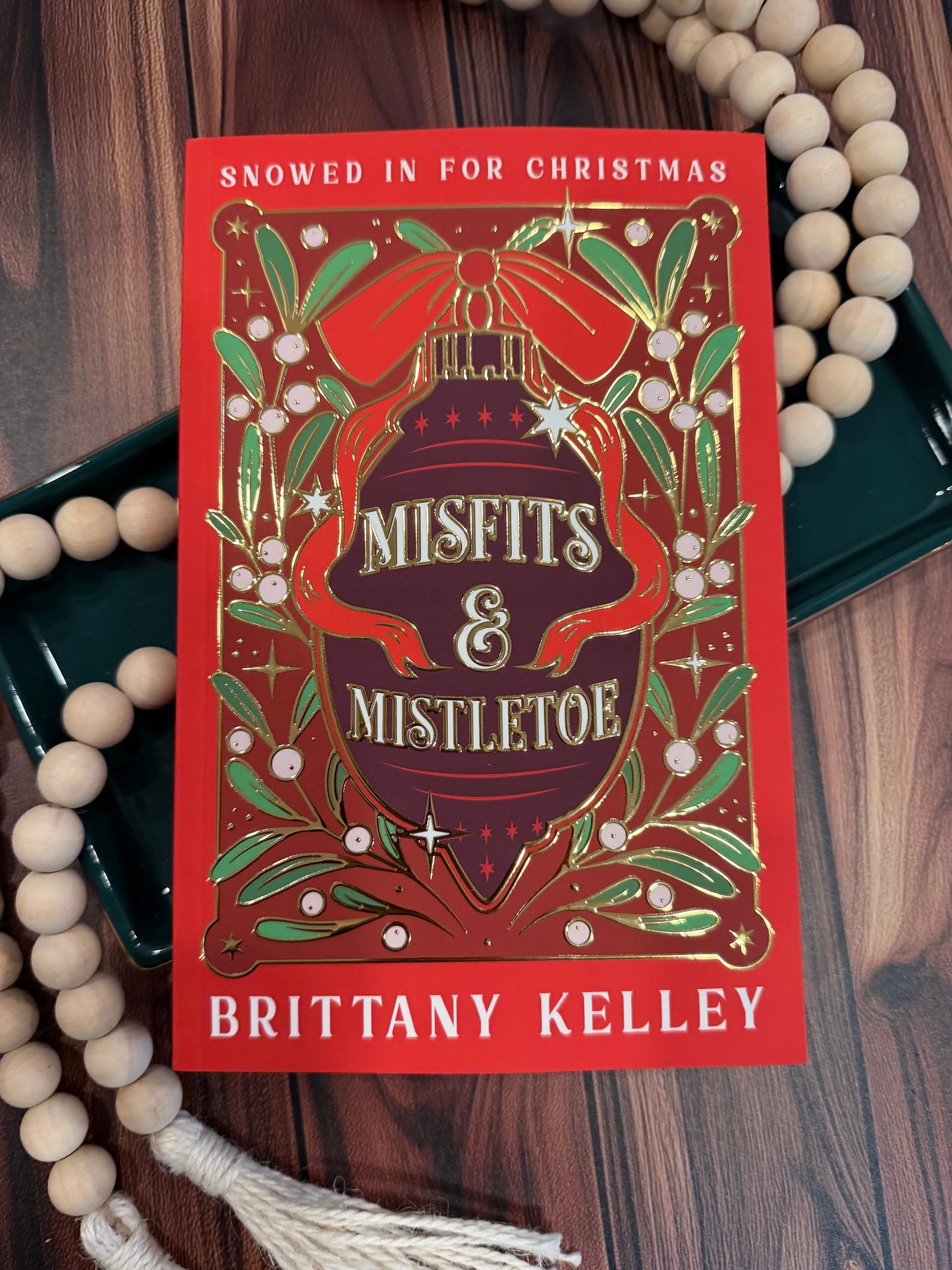 Misfits And Mistletoe: Foiled Paperback