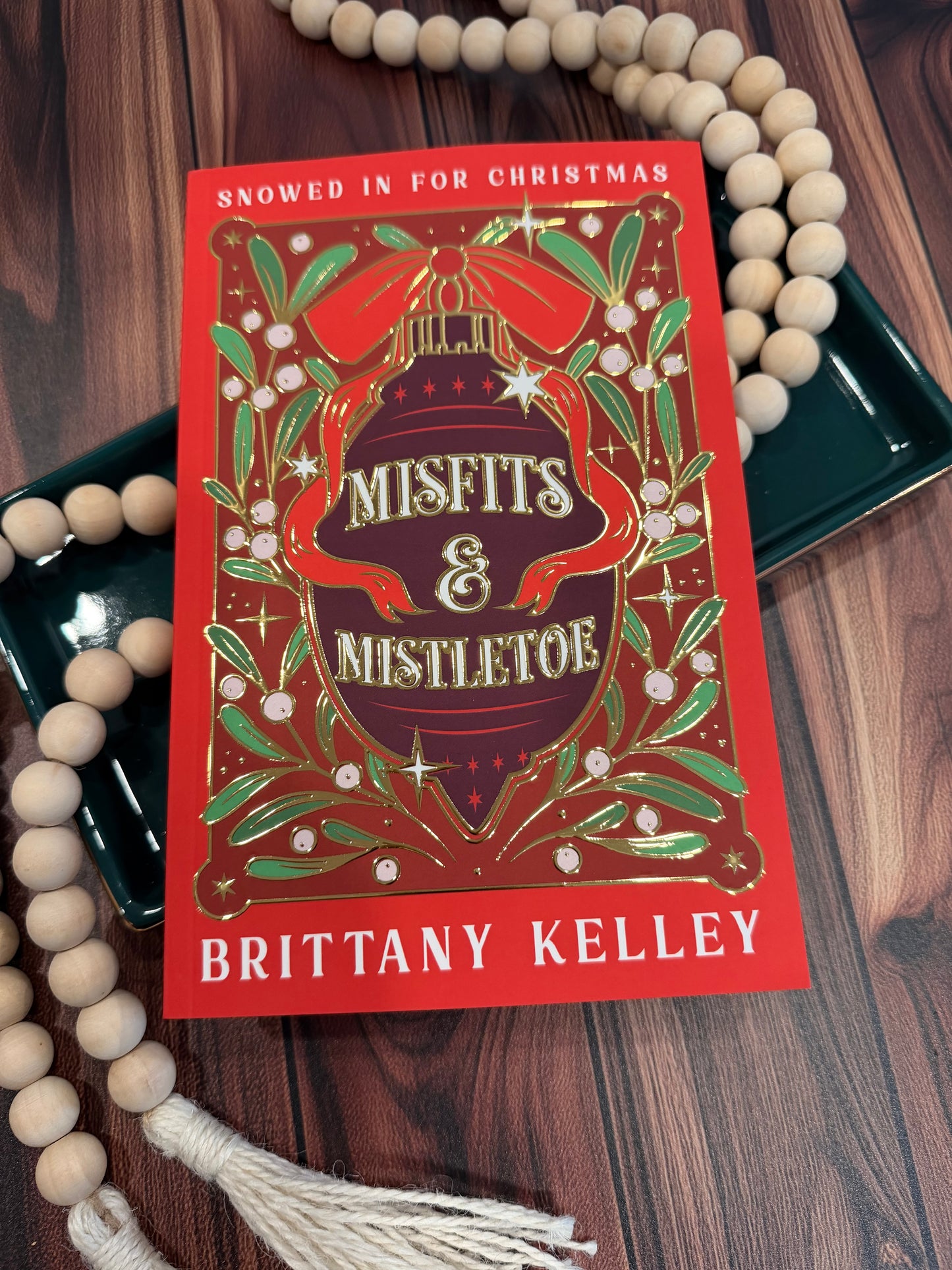 Misfits And Mistletoe: Foiled Paperback